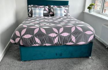 Cozy Family House 10 min from Manchester Airport - Photo 5