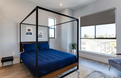 Modern 5 Bedroom Masterpiece With Rooftop Deck - Photo 22