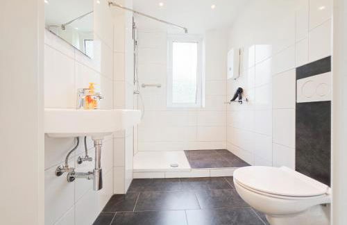 Tolstov Apartments - 3 Room Apartments - Kitchen - Balcony - 5 min to Messe DUS - Foto 23