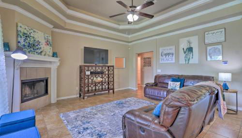 Unwind Fireside! Harker Family Retreat with Yard - Foto 5