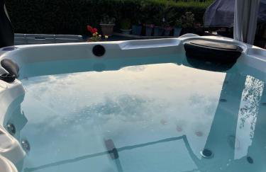 Sunset Retreat Cabin, Private Hot Tub with Mini Cinema Projector & Garden views - Foto 36