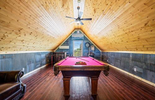TN Whiskey Cabin- Lake and Mtn Views- Covered Deck- Game Room- Pool Table- Pets - Foto 23