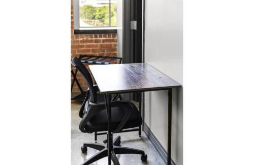 Beautiful Downtown Apartment with Parking, Laundry, & Pool - Photo 15