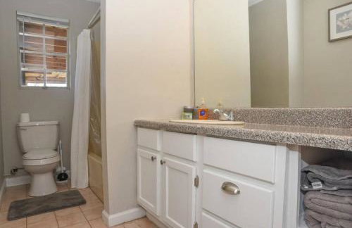 Classic Colonial Home near Main Street - Foto 31