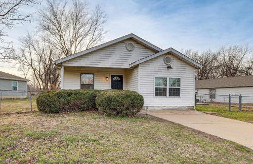 Visit Route 66! Pet-Friendly Joplin Gem with Yard - Foto 1