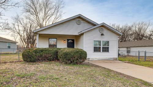 Visit Route 66! Pet-Friendly Joplin Gem with Yard - Foto 1