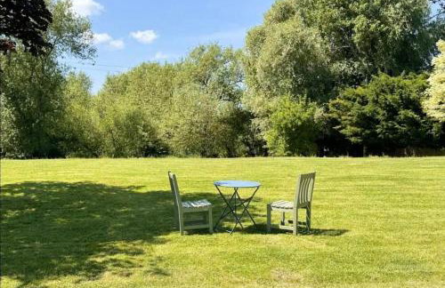 Stylish Tudor Cottage & Hot Tub - Photo 21