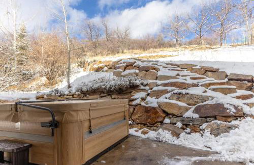 Spacious 5 Bed Retreat, Walk to Lifts and Main - Photo 2