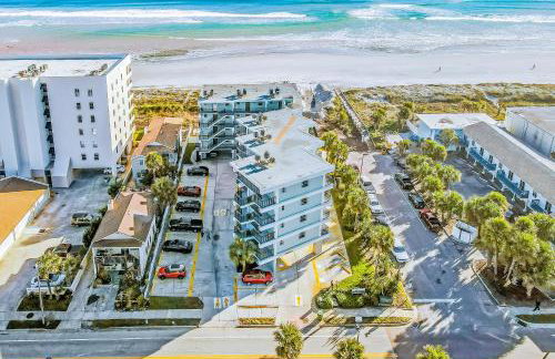 Polished oceanfront condo with pool access, private balcony & washer/dryer - Foto 31