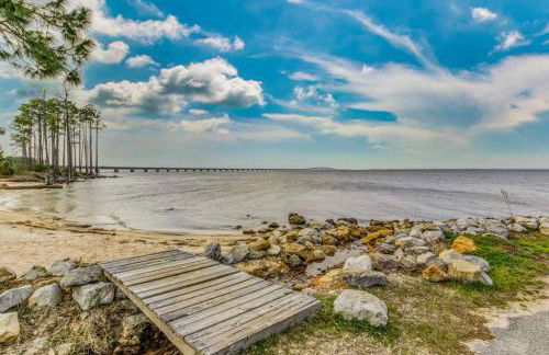 Woodsy Retreat, steps to Bay - Hot tub! - Foto 17