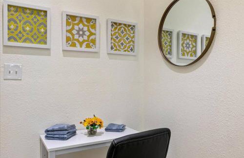 Bring the Crew! 4BR Luxe Pad, Backyard Magic & City at Your Door - Foto 26