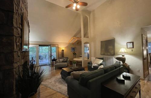 C19, One bedroom luxury, log-sided Couple's Cottage with private hot tub and unique extras cottage - Foto 8