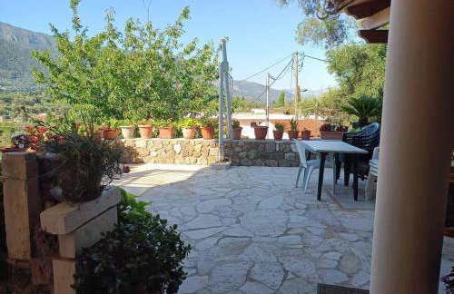 Kalemi House, Spacious 2BR Home with Garden near Ipsos and Dassia - Foto 5