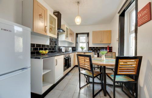 Newcastle CITY APT35,FREE STREET PARKING,4 BEDROOM HOUSE,8 SINGLE BEDS,FULL KITCHEN,ALL ROOMS WITH TVs,NETFLIX - Photo 14