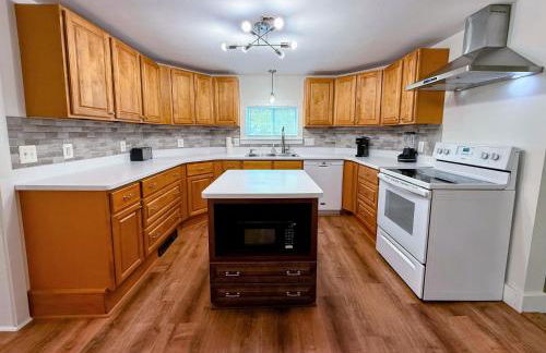 91M Renovated Bethlehem home with hot tub, firepit, large yard, walk to restaurants - Photo 14