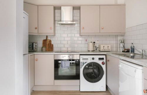 Luxurious 2 Bedroom City Centre Apartment Walking Distance to Everything Sleeps 6 - Foto 4