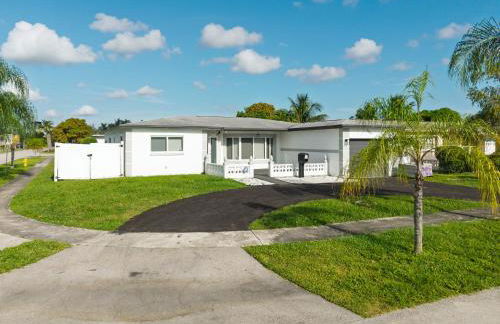 Luxe by Jenn - 3BR Retreat with Heated Pool - Photo 67