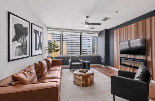 Luxury 17th Floor Downtown Dallas High-Rise with Free Parking, City Views, Pool & Gym - Foto 1