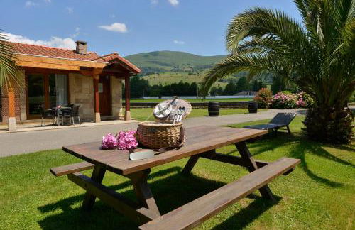 Piscina climatizada y cubierta 365 dias en Casa Rural con Encanto El Puentuco una de las casas mas valoradas de Cantabria - Foto 35