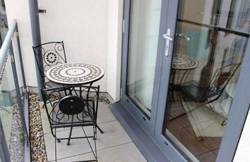 New Central Woking 1 and 2 Bedroom Apartments with Free Gym, close to Train Station - Photo 24