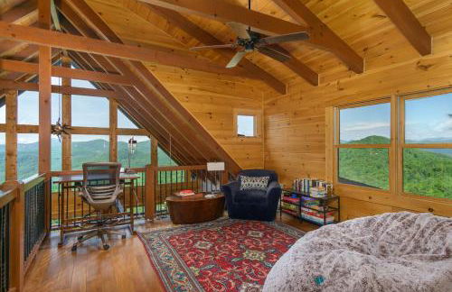 A Celestial Chalet Pets, Hot Tub & Mountain View - Photo 8