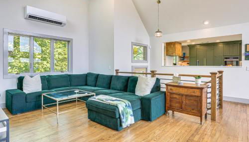 Walk to Bethel Woods Family Home with Deck and Views! - Foto 3