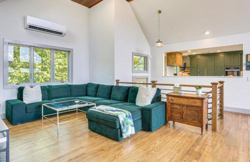 Walk to Bethel Woods Family Home with Deck and Views! - Foto 3