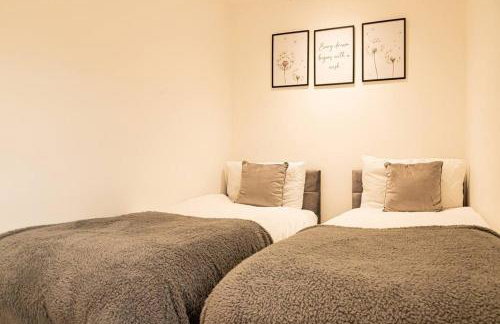 Cosy 2 Bedroom Apartment - Free Parking, Fast WiFi and Smart TV by Tejza Property - Foto 2