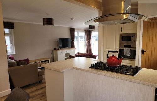 Luxury 2-Bed Lodge in Routh Sleeps 4 with Hot Tub - Foto 17