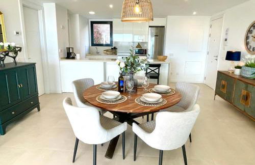 Luxury 3 Bedroom Apartment 300m from the Beach - Photo 8