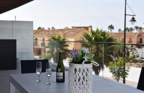 Luxury complex beachfront apartment, infinity pool, sauna, gym and large terrace - Foto 8