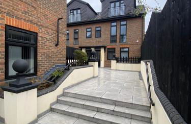 The Rye Retreat - 1BR Modern Design with Smart TV & Secure Underground Parking in Central High Wycombe HP13, Sleeps 3 - Foto 1