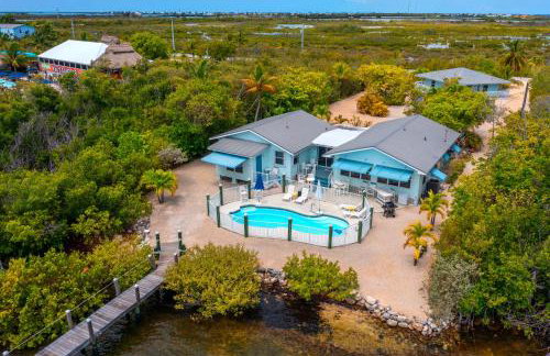 Waterfront Beach House with Dock & Heated Pool - Foto 1