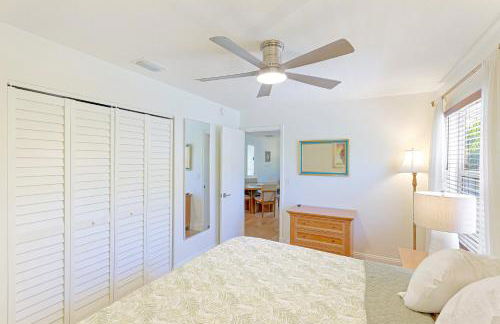 Newly remodeled 8-steps to sand path of Beach! Unit D - Foto 7