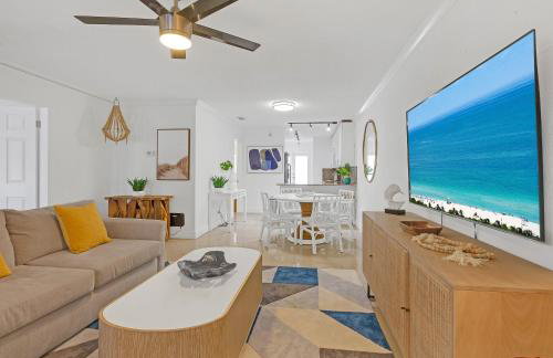 Boca Waterfront • Watch the Boats • Pool & Gym - Photo 14