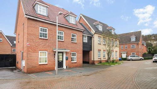The Roost Group - 8-Bed Home, 5 Mins to M25&A13 - Foto 5