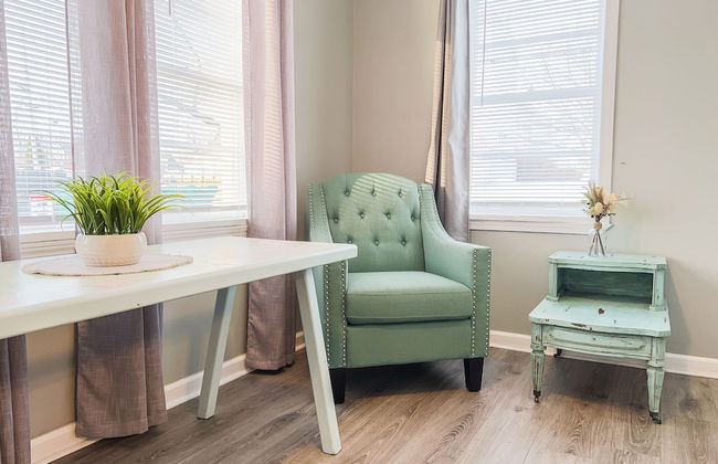 The Stone Castle - With Private Yard & Parking, Near Falls & Casino by Niagara Hospitality - Foto 28