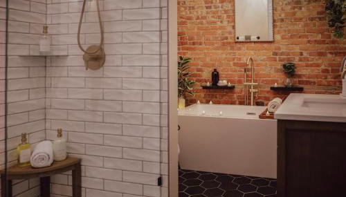 Private Boutique Getaway - Fireplace & Soaking Tub - Downtown Loft - by Cross-Key Vacation Rentals - Foto 3, Shower