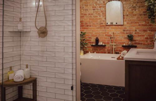 Private Boutique Getaway - Fireplace & Soaking Tub - Downtown Loft - by Cross-Key Vacation Rentals - Photo 25