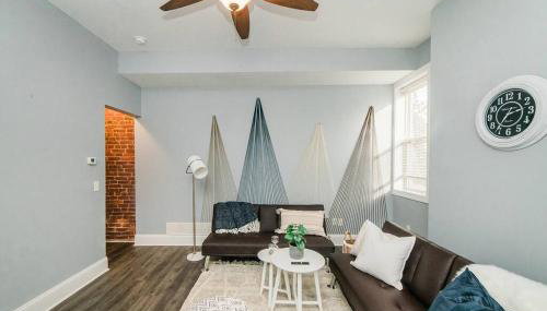 Walkable and Spacious Apt - Parking -- GroupStay - Foto 2