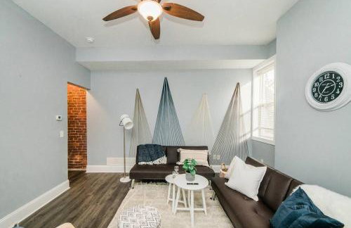 Walkable and Spacious Apt - Parking -- GroupStay - Foto 2