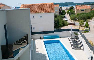 Villa Lumaka Sun - Amazing Home In Brodarica with 4 Bedrooms, Wifi, Outdoor Swimming Pool and Heated Swimming Pool - Photo 3