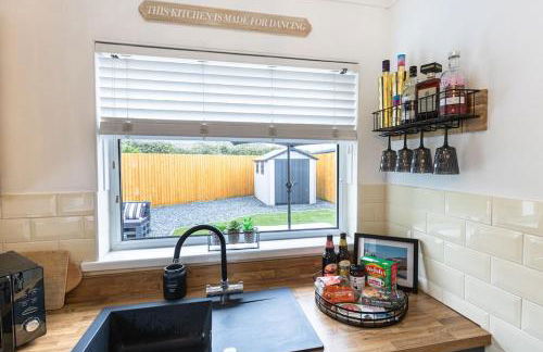 Steel Town Lodge - Contractor & Family Stay with Dart Board - Foto 7