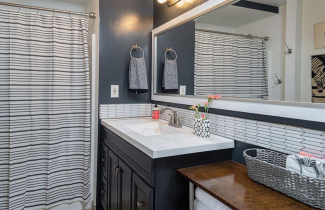 High-design Loft on Historic Alley Park Free - Photo 13