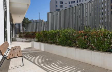 Soft Modern Flat With Pool & Gym by LovelyStay - Photo 52