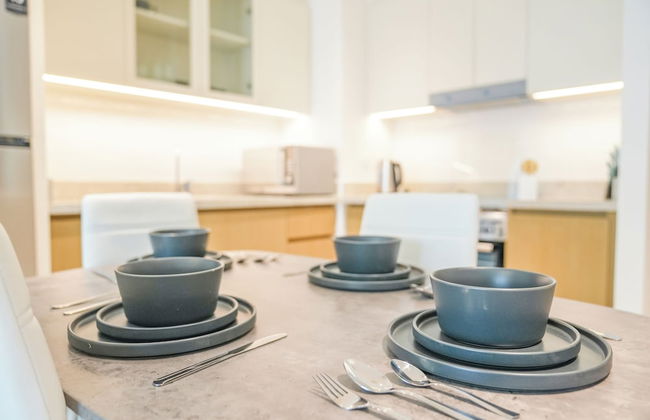 Yogi - Elegant Apartment With Balcony Amidst Vibrant Area - Foto 17