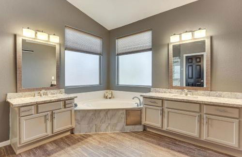 Game Room and Backyard Oasis Avondale Group Getaway - Foto 18