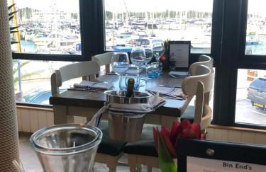 Y-Knot-Two Bedroom Luxury Motor Boat In Lymington - Foto 38