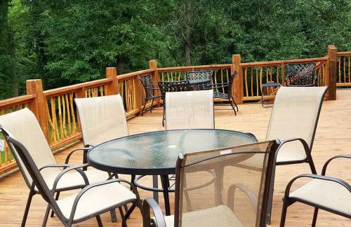 Charming Log Cabin Getaway with Private Hot Tub near Decatur, Illinois - Foto 9