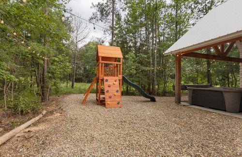 Crimson Creek Cabin - Hot Tub, Playset, Family-Friendly - Foto 41